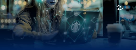 Respondió desde su celular en el Starbucks... y ahí empezó todo